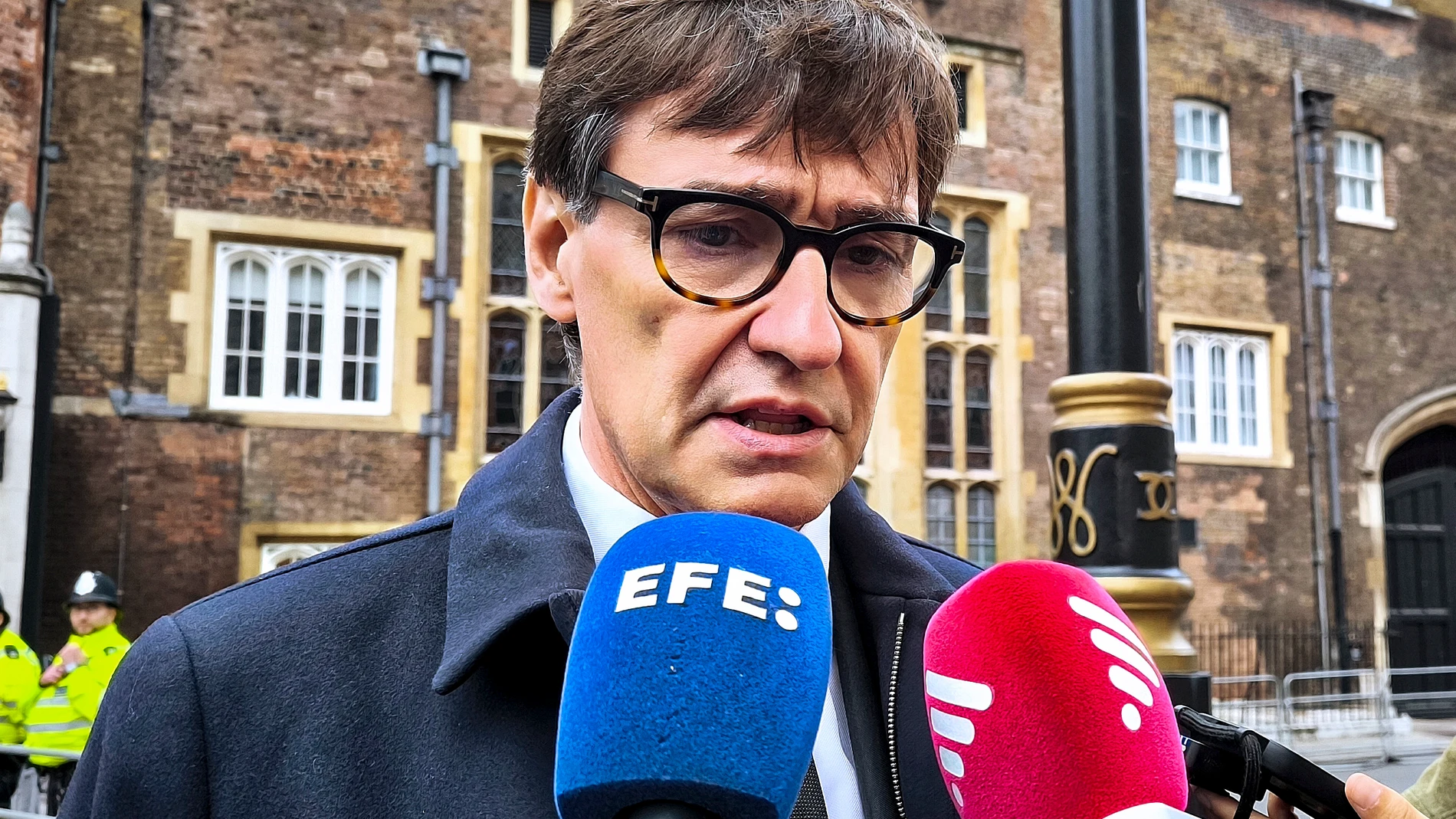 LONDRES (REINO UNIDO), 15/10/2025.- El jefe del ejecutivo catalán, Salvador Illa, atiende a los medios este miércoles en la capital británica. Illa viaja este miércoles a Londres (Reino Unido) para formalizar una colaboración entre la Generalitat y la plataforma Circular Bioeconomy Alliance (CBA), fundada en 2020 por el rey Carlos III, con quien el president prevé hacer un aparte tras la recepción oficial. EFE/ Guillermo Garrido
