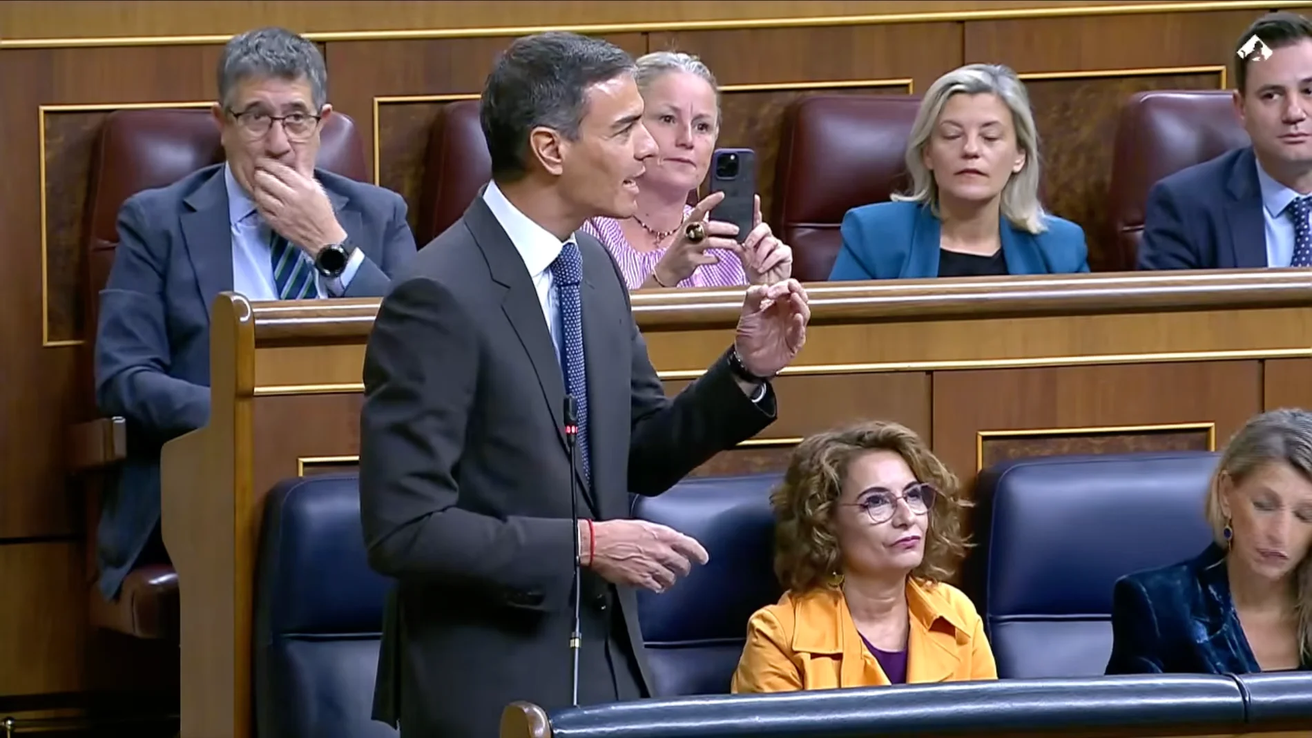 Instante en el que Montse Mínguez graba con su teléfono móvil desde dentro del Hemiciclo del Congreso de los Diputados.