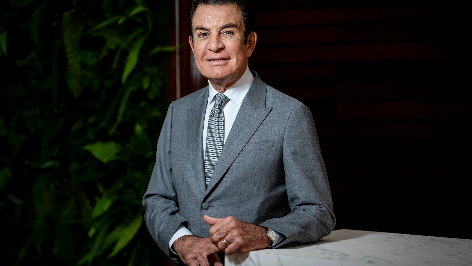 El candidato del Partido Liberal de Honduras a las elecciones de Honduras, Salvador Nasralla, posa para las cámaras de Europa Press en el Hotel Continental, a 15 de octubre de 2025, en Madrid (España). Fundador del Partido Anticorrupción en 2011, fue candidato presidencial en 2013 y 2017, liderando una coalición opositora en una de las elecciones más polémicas del país. En 2022 fue el primer designado presidencial junto a Xiomara Castro. Es conocido como “El señor de la televisión” por su tra...