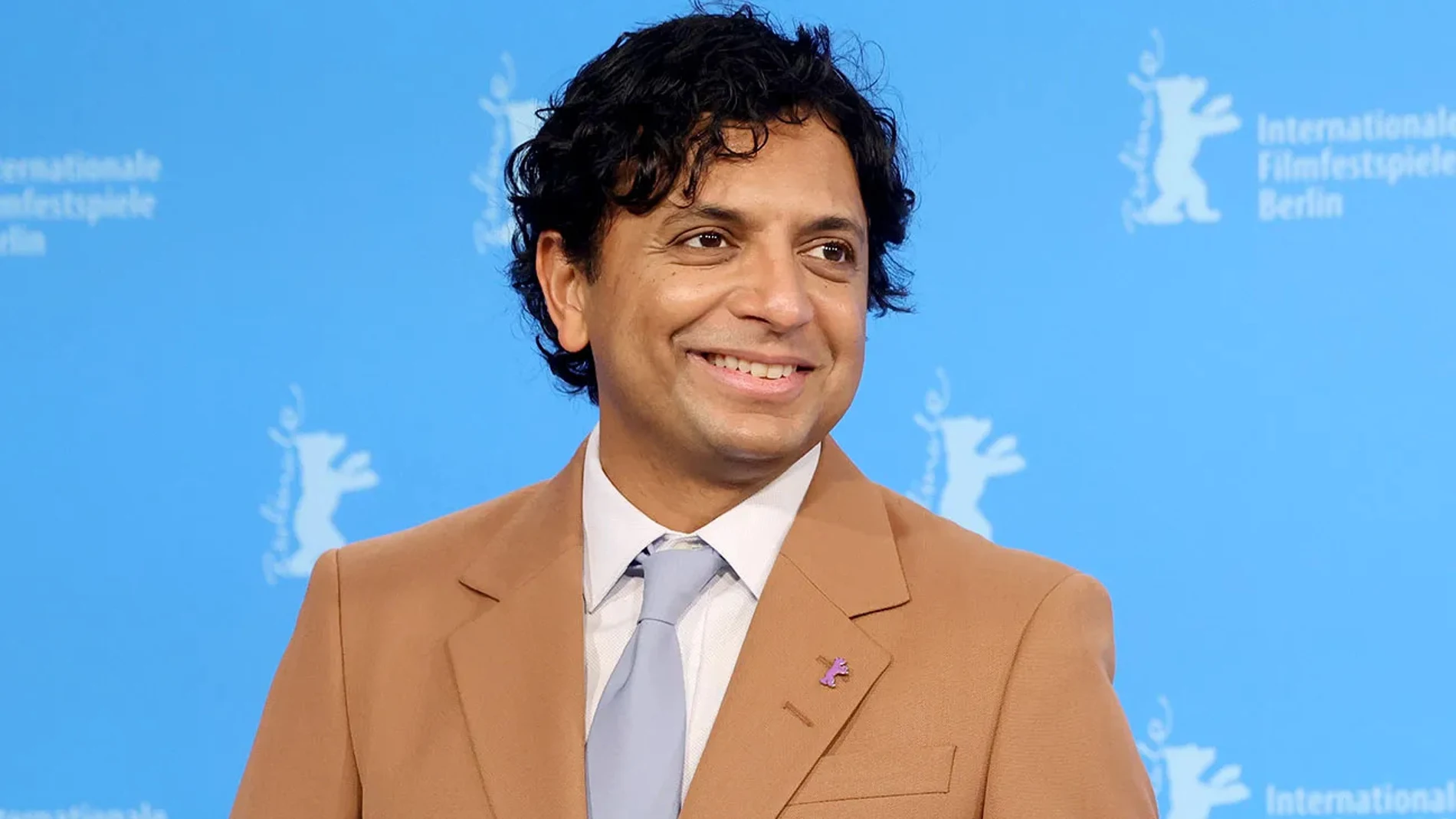 El nuevo proyecto de M. Night Shyamalan es más loco de lo que te imaginas
