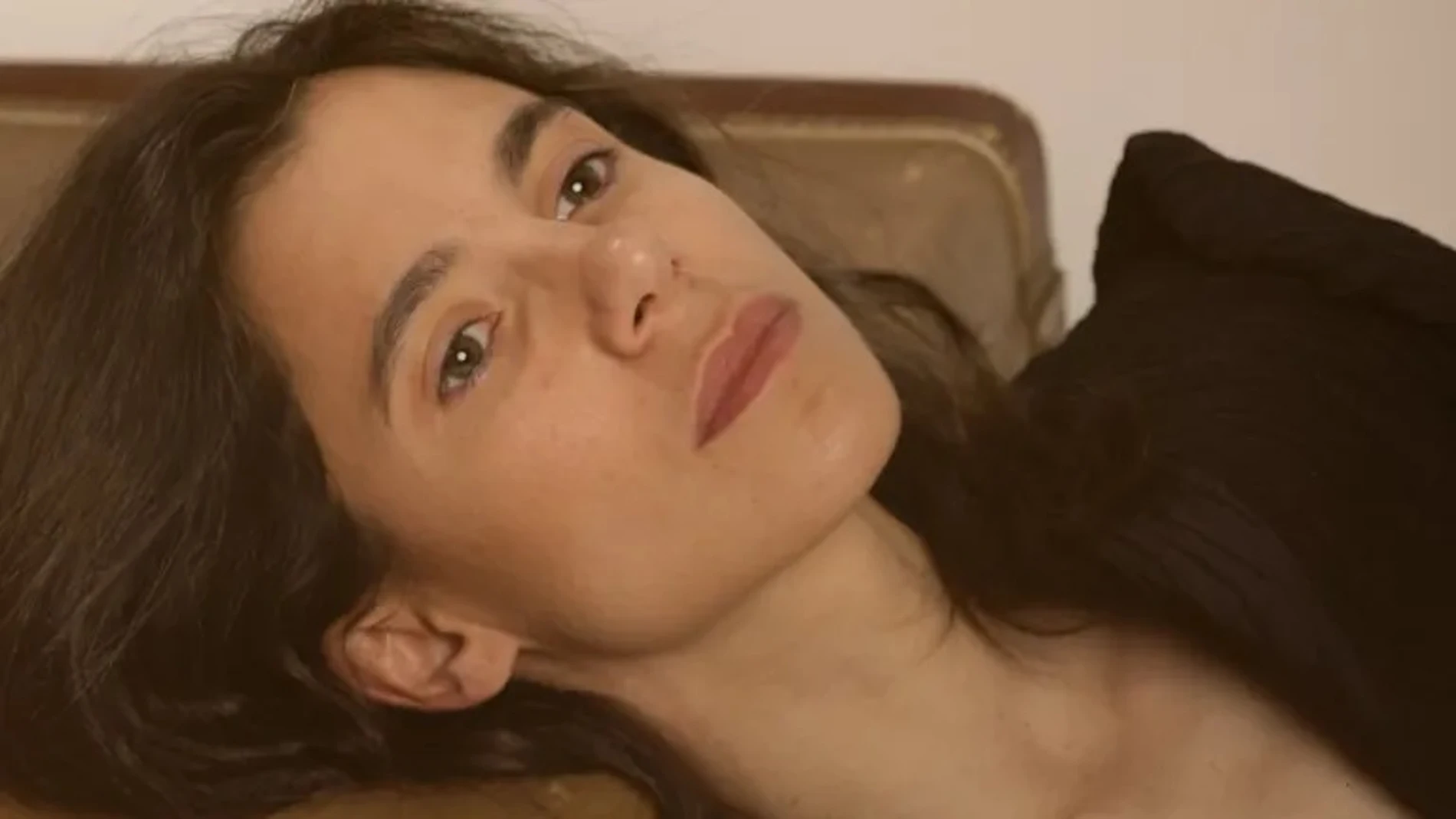 El trabajo de Natalia Huarte rezuma técnica y organicidad a partes iguales componiendo, bajo un código nada sencillo -gran trabajo también de Luz Arcas en la asesoría de movimiento-, un personaje rico, lleno de aristas, contradictorio, descaradamente humano