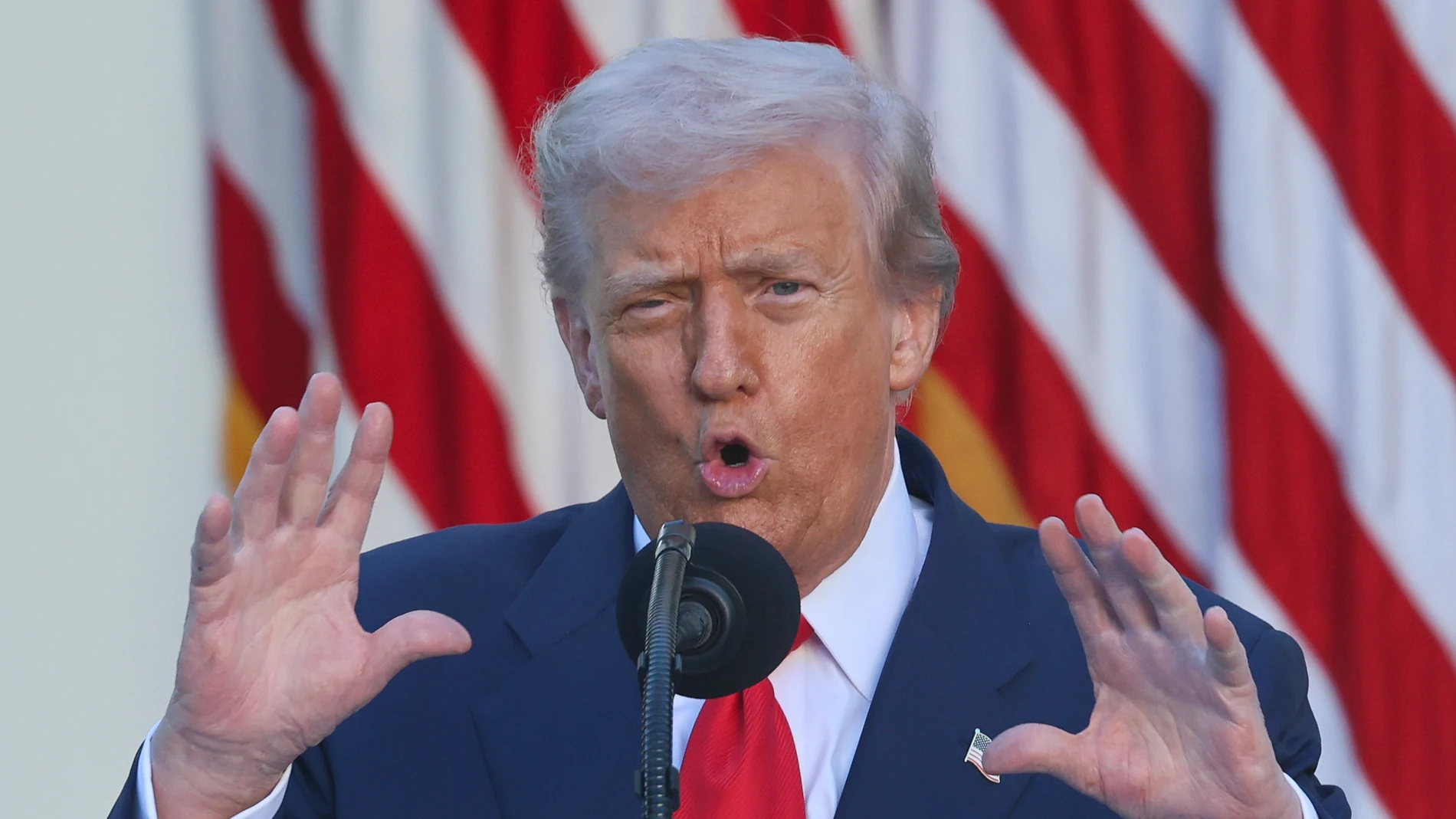 AME8045. WASHINGTON (ESTADOS UNIDOS), 14/10/2025.- El presidente de Estados Unidos, Donald Trump, habla durante la ceremonia de entrega de la Medalla Presidencial de la Libertad de manera póstuma al activista conservador Charlie Kirk este martes, en Washington (Estados Unidos). EFE/ Octavio Guzmán