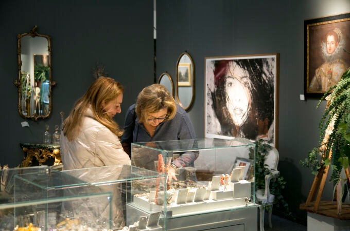 Visitantes de la feria interesadas en productos de joyería