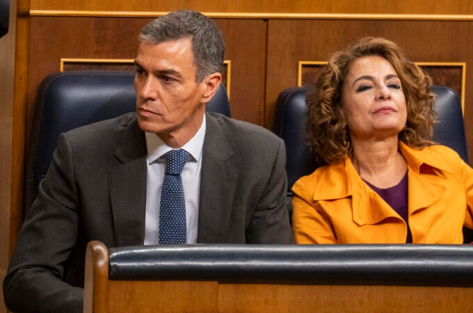 Pedro Sánchez y María Jesús Montero en el Pleno del Congreso. David Jar