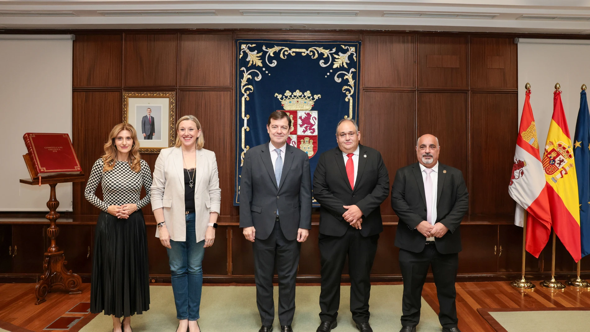 El presidente de Castilla y León, Alfonso Fernández Mañueco, recibe al presidente abad de la Cofradía de Jesús Nazareno vulgo Congregación de Zamora, José Ignacio Calvo Bartolomé, y con el tesorero, Miguel Ángel Santos de Dios. En el acto también participaron la vicepresidenta Isabel Blanco y la viceconsejera Mar Sancho