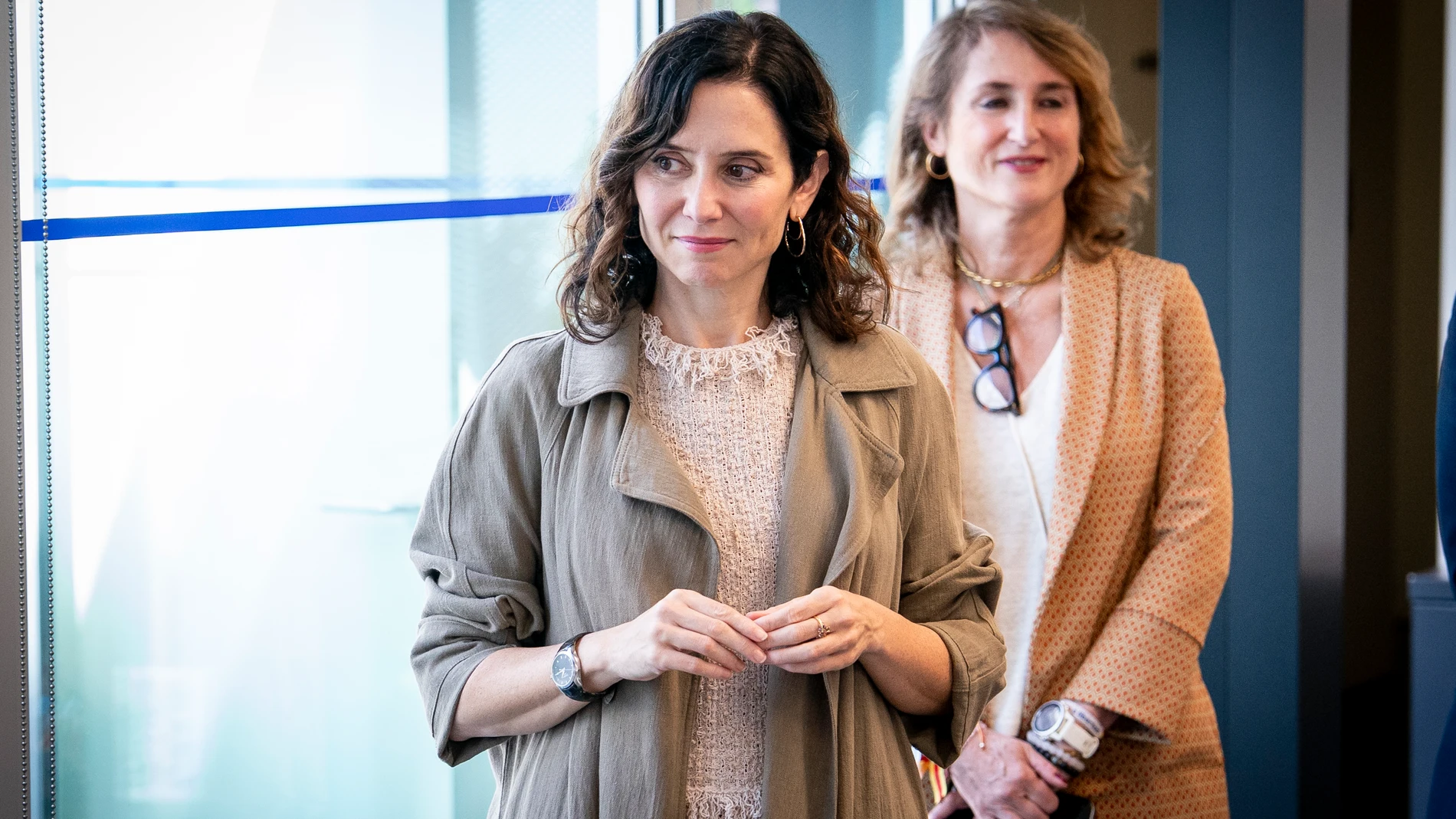 La presidenta de la comunidad de Madrid, Isabel Díaz Ayuso (c), llega a la presentación de la memoria de resultados 2024 de Invest in Madrid, a 15 de octubre de 2025, en Madrid (España). Invest in Madrid es la agencia del Gobierno regional especializada en atraer inversión extranjera. 15 OCTUBRE 2025 A. Pérez Meca / Europa Press 15/10/2025