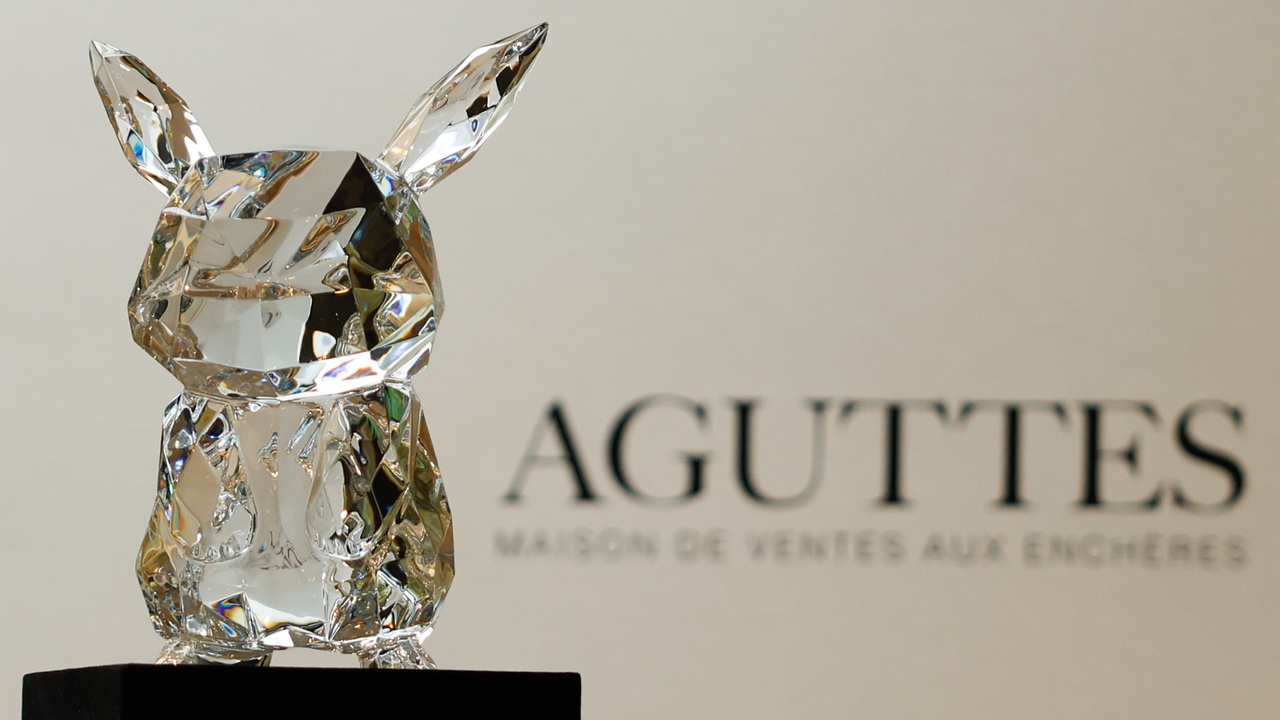 Una escultura de un Pokémon en cristal llega al mercado con un precio millonario