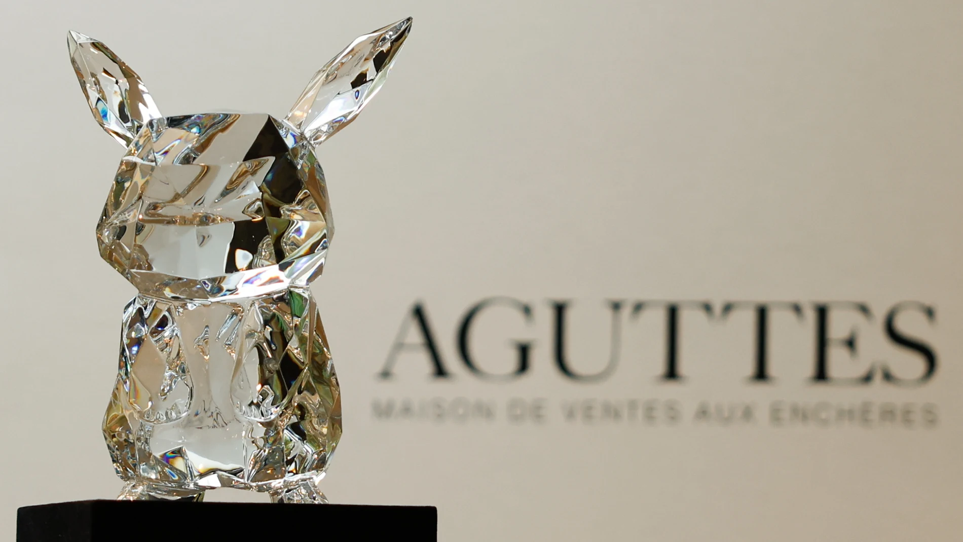Paris (France), 15/10/2025.- A Crystal Pikachu sculpture is on display ahead of its auction at Aguttes in Paris, France, 15 October 2025. The 30 cm-tall sculpture, engraved with Pokemon and Baccarat logos, was created in 2021 by Baccarat and Japanese designer Hiroshi Fujiwara to celebrate Pokemon’s 25th anniversary. Only 25 pieces were produced, and it is estimated at 50,000–70,000 euros. The sculpture will be auctioned online on 22 October 2025 at Aguttes auction house. (Francia) EFE/EPA/Moh...