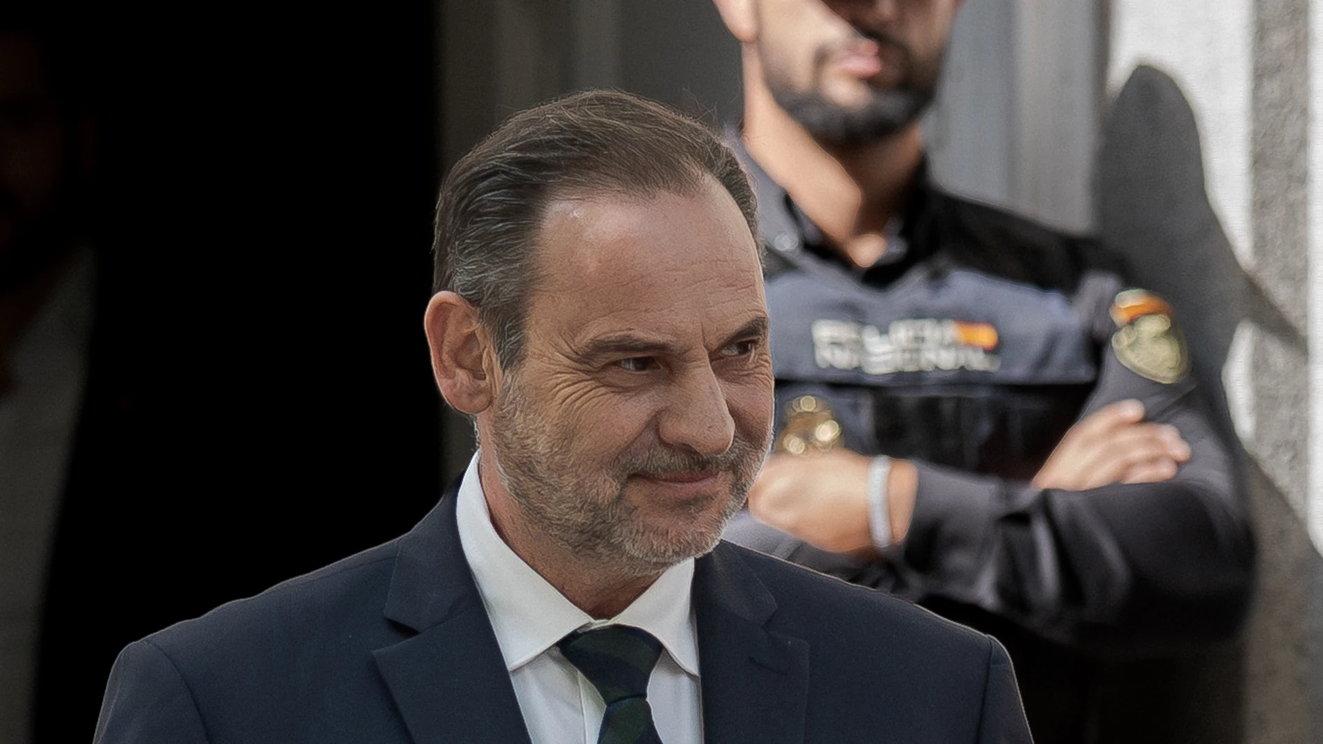 El exministro de Transportes José Luis Ábalos a su salida del Tribunal Supremo, a 15 de octubre de 2025, en Madrid (España). Ábalos está citado a raíz de la información recabada en el último informe de la Unidad Central Operativa (UCO) de la Guardia Civil sobre su situación patrimonial. Además, se rechazó la renuncia del exministro a su defensa legal, por su obligación de acudir acompañado, y se revisan las medidas cautelares.15 OCTUBRE 2025Diego Radamés / Europa Press15/10/2025