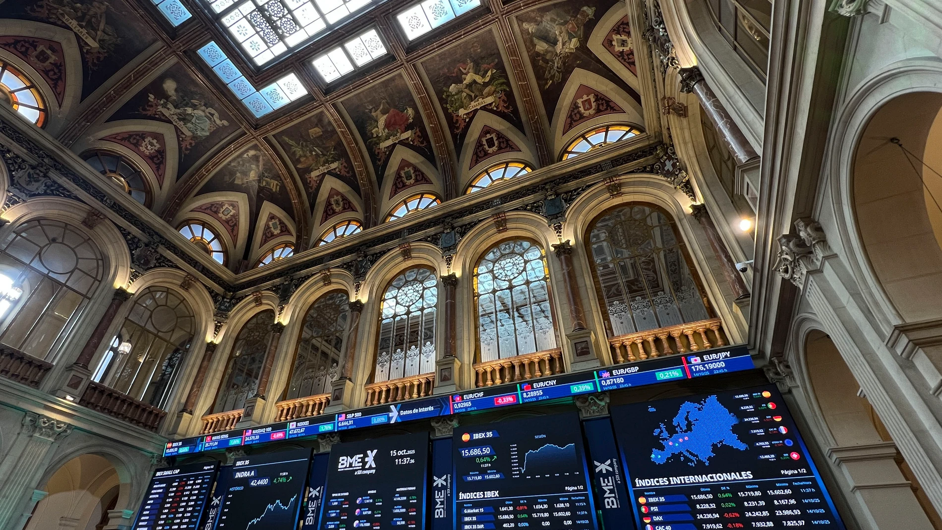 MADRID, 15/10/2025.- La Bolsa española logra superar este miércoles el nivel de los 15.700 puntos y se aproxima a máximos anuales intradía, tras elevar las ganancias al 0,82 %, impulsada por Indra, que se revaloriza más del 4 %. EFE/ Altea Tejido