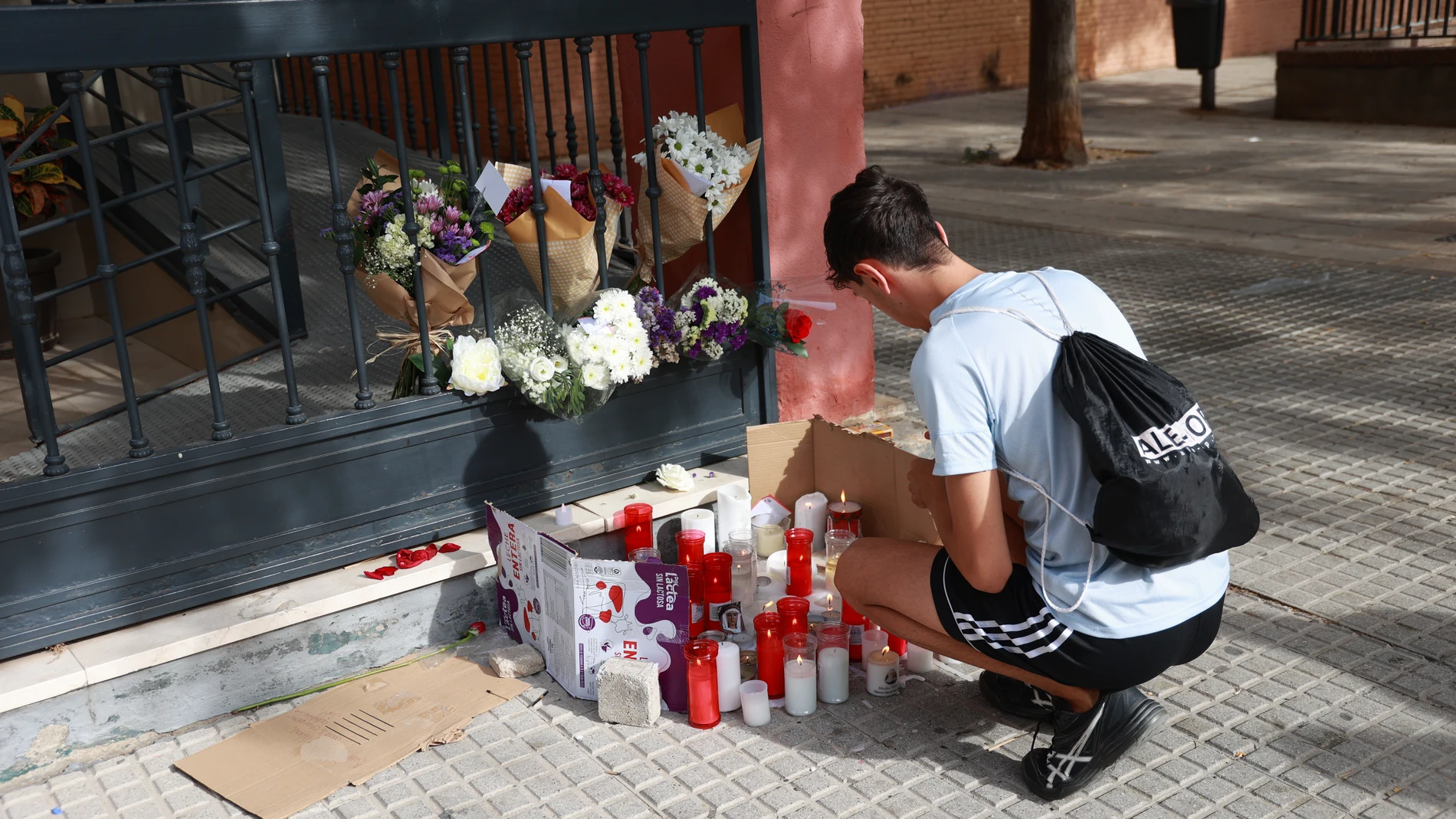 Homenaje a la joven en el lugar del fallecimiento. A 15 de octubre de 2025, en Sevilla (Andalucía, España). La Consejería de Educación está investigando las causas de la muerte de la menor de 14 años que este martes se precipitó desde el balcón de su vivienda, en la calle Rafael Laffón, en el entorno de la Carretera Carmona, en Sevilla, y está "a la espera de recibir el informe de Inspección Educativa", que determinará si la menor, escolarizada en el colegio Irlandesas de Loreto, había sido v...