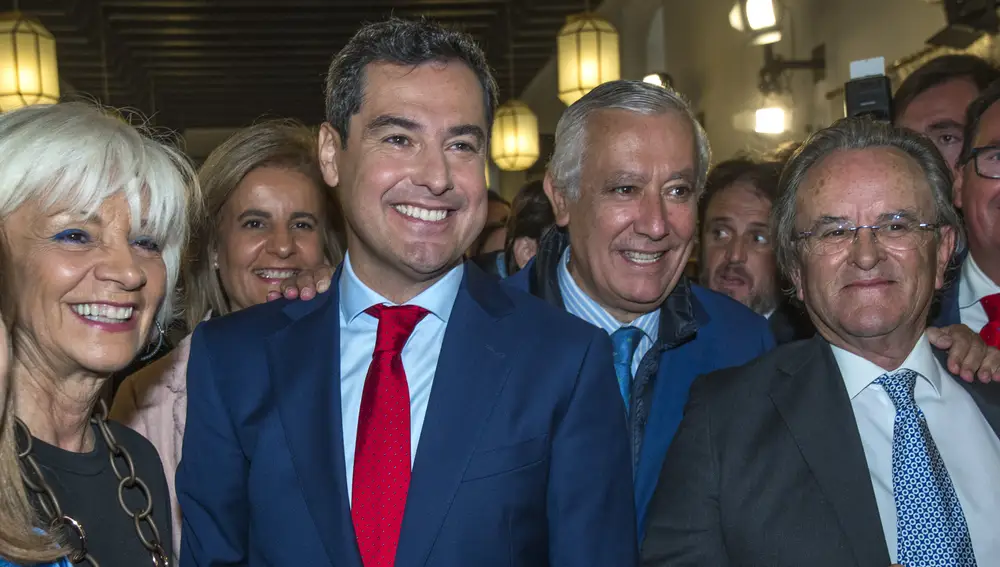 Teófila Martínez, Fátima Báñez, Javier Arenas y Antonio Hernández Mancha junto a Juan Manuel Moreno Bonilla