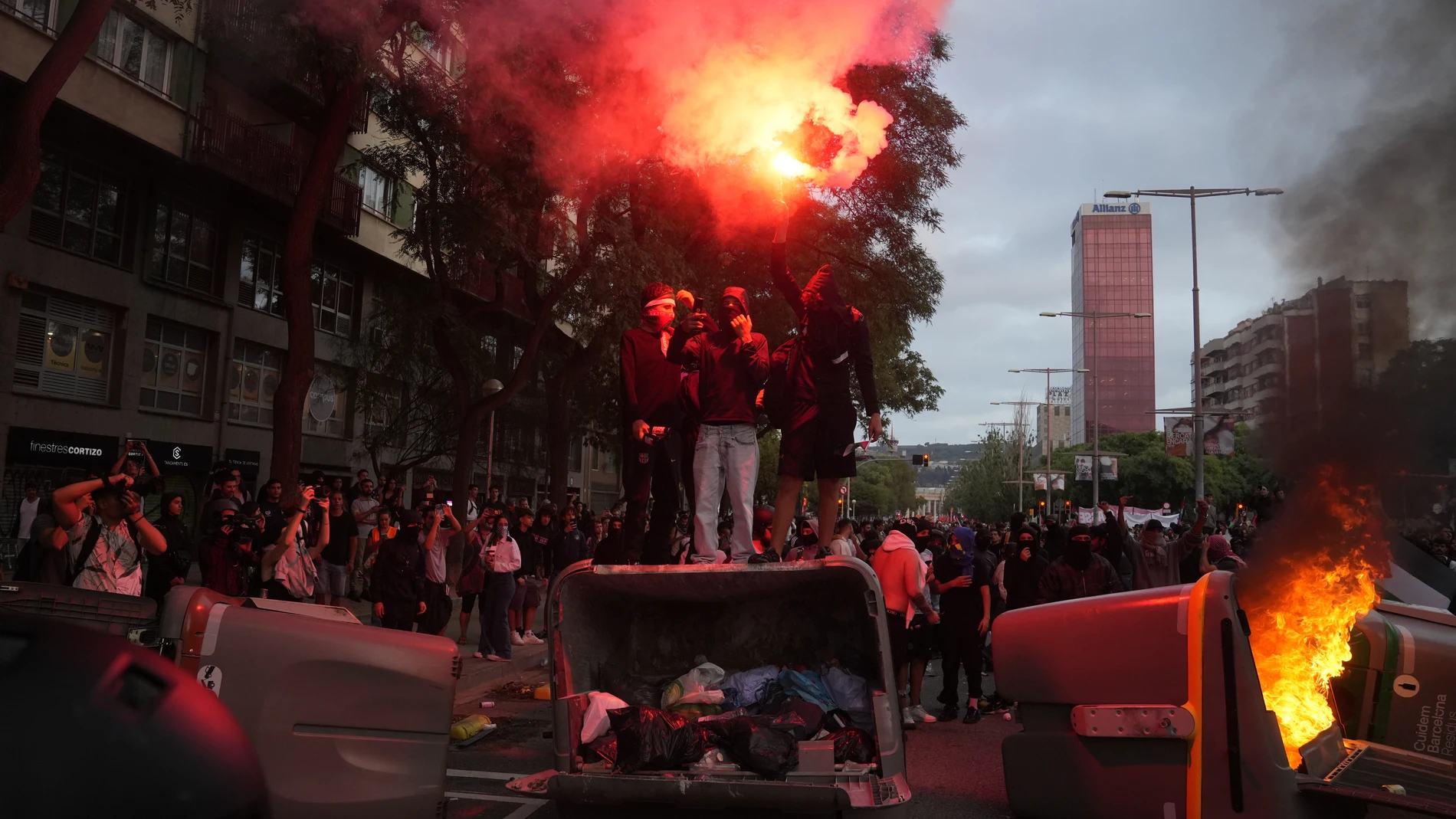 Varias personas encapuchadas hacen barricadas y queman contenedores, durante en una marcha unitaria de entidades propalestinas, organizada por Prou complicitat amb Israel, en favor de Palestina, a 15 de octubre de 2025, en Barcelona, Catalunya (España). Hoy está convocada una huelga general y estudiantil en toda España en apoyo al pueblo palestino y en protesta contra el "genocidio en Gaza". La convocatoria, impulsada por varios sindicatos y asociaciones propalestinas, combina manifestaciones...