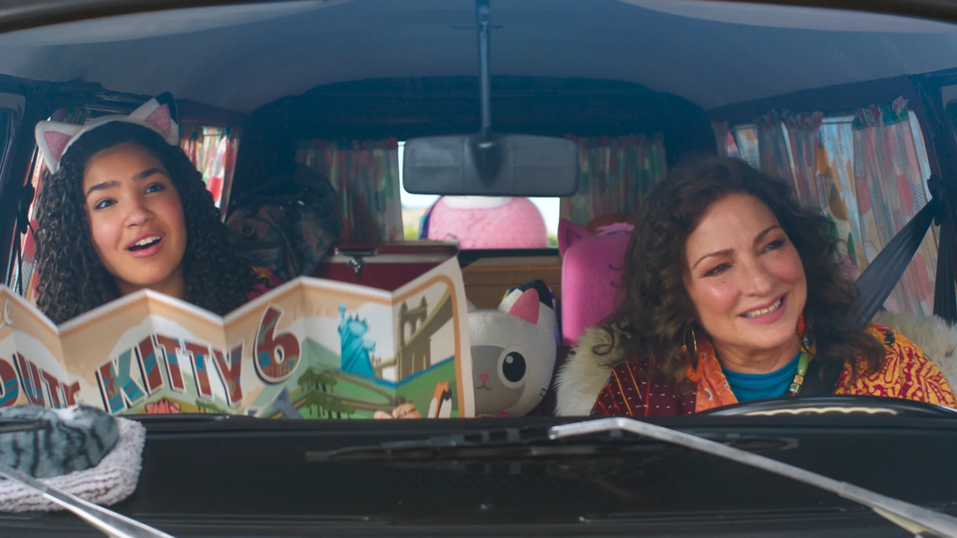 Gloria Estefan es la abuelita Gigi en este vídeo exclusivo de 'La casa de muñecas de Gabby: La película'