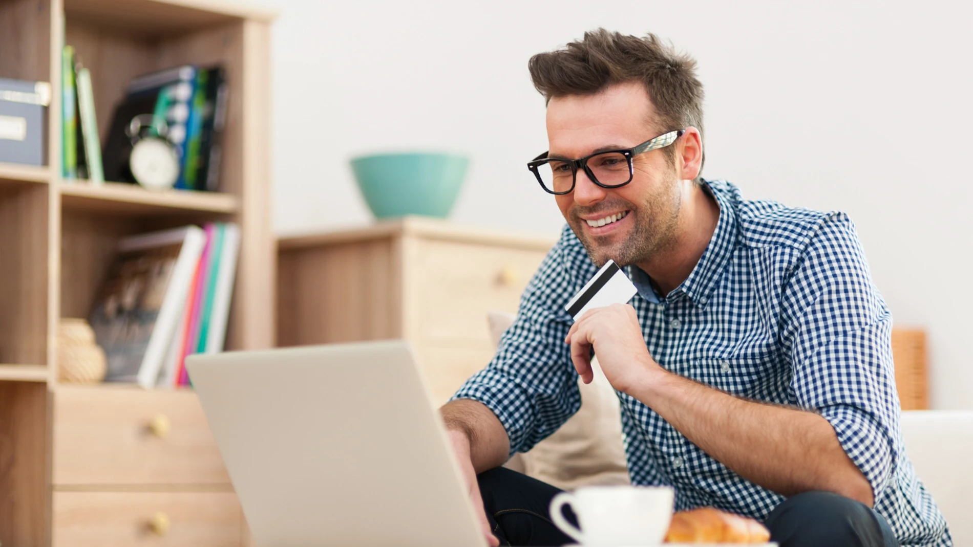 Persona con su préstamo online aprobado en minutos