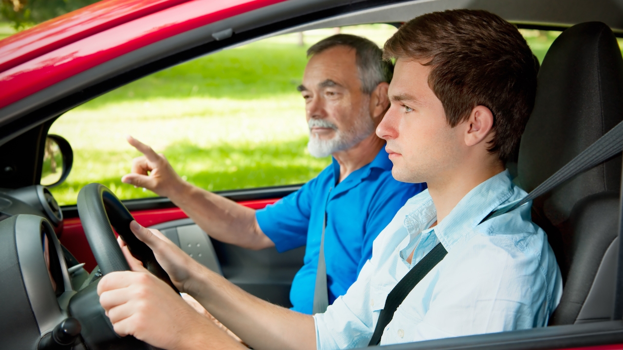 Comparativa de seguros de coche para conductores noveles: cómo pagar menos sin perder cobertura