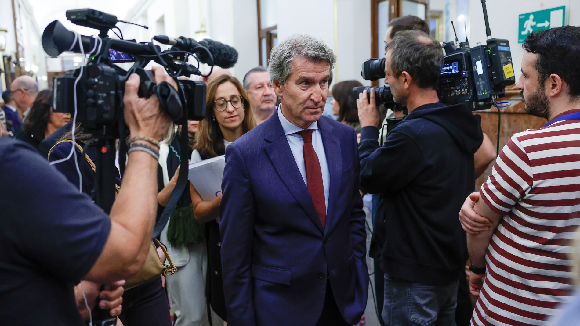 MADRID, 16/10/2025.- El líder del PP, Alberto Núñez Feijóo, rodeado de informadores mientras abandona el Congreso que ha celebrado pleno este jueves en Madrid. EFE/ Zipi Aragon