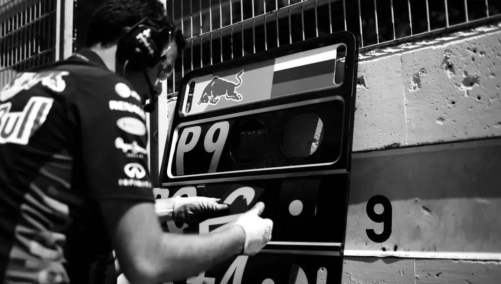 MONTMELO, ESPAÑA – 10 DE MAYO: Un miembro del equipo Red Bull Racing prepara el tablero de boxes durante el Gran Premio de España de Fórmula 1 en el Circuit de Catalunya el 10 de mayo de 2015 en Montmeló, España