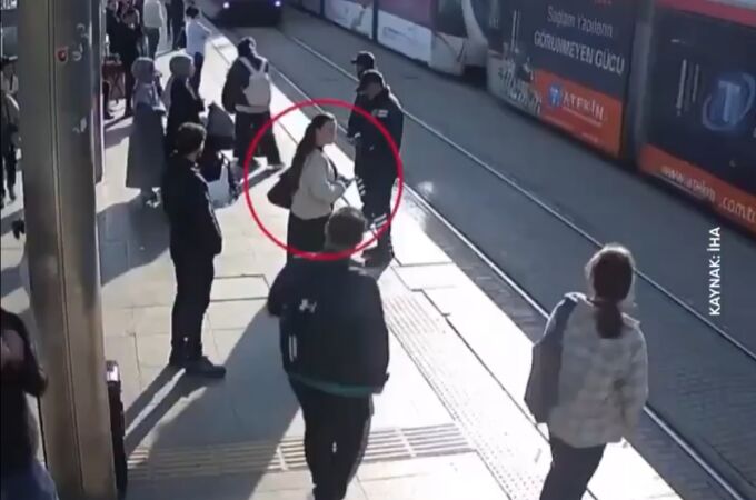 La brutal grabación de un rescate en el tranvía de Turquía: salvada en el último suspiro