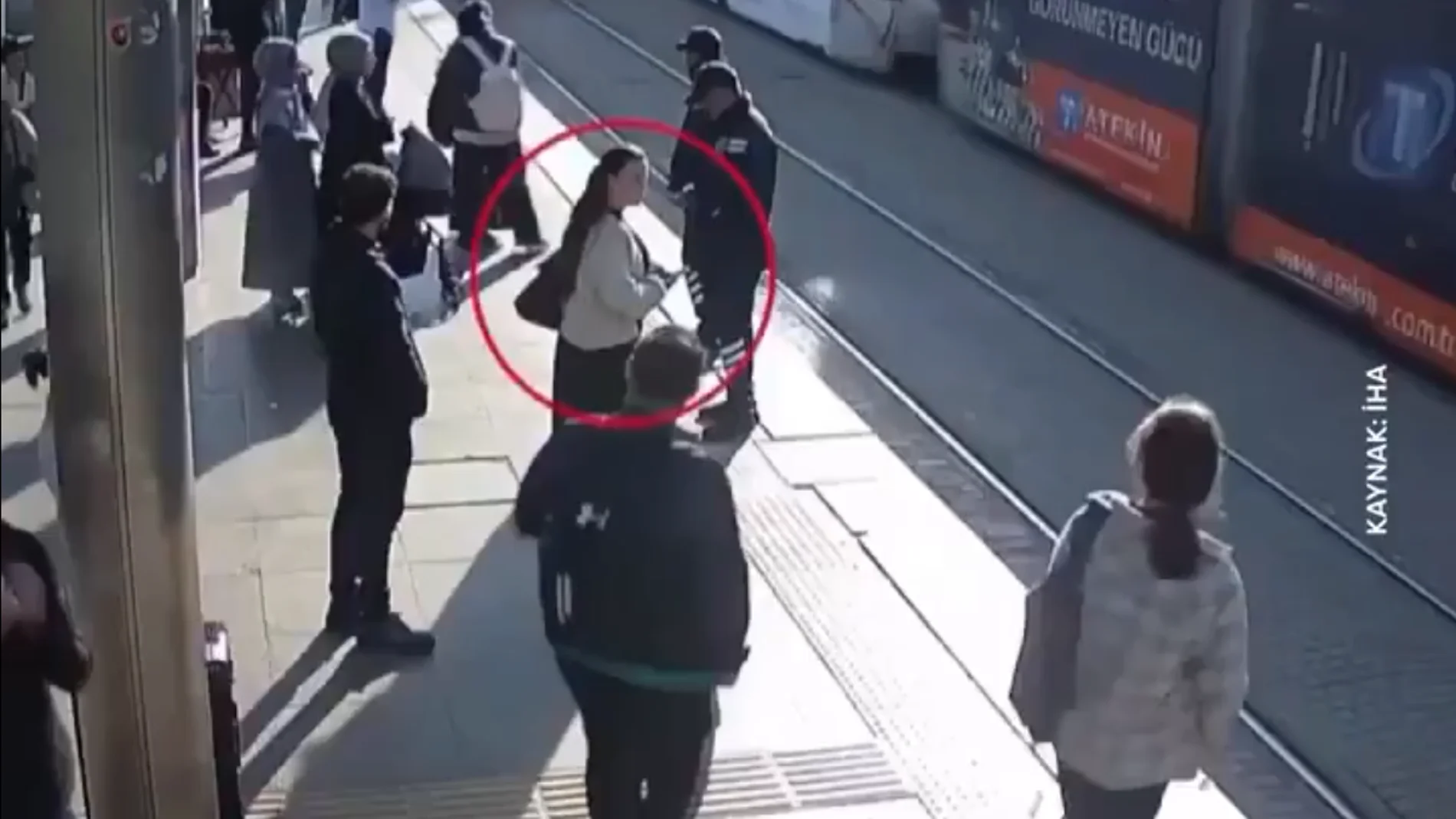 La brutal grabación de un rescate en el tranvía de Turquía: salvada en el último suspiro