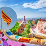 Imagen de Barcelona junto con una bandera de Cataluña