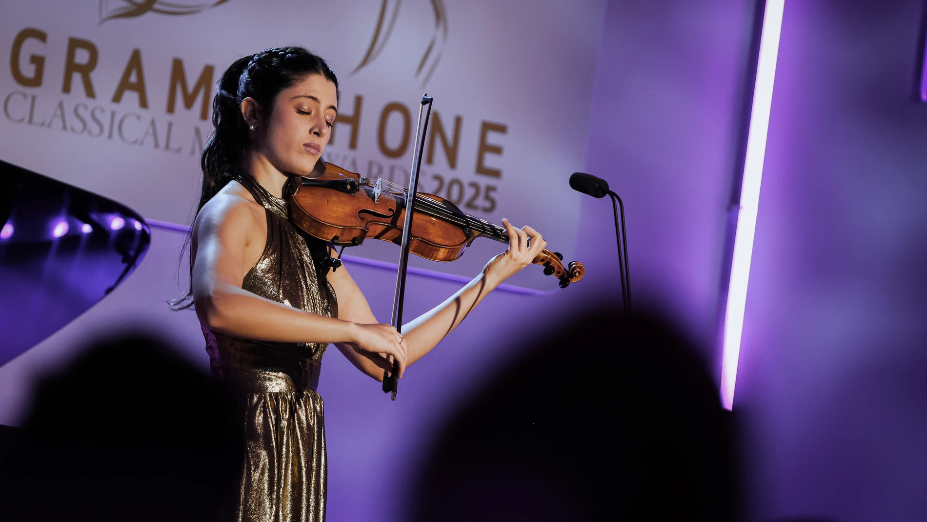 LONDRES (REINO UNIDO), 15/10/2025.- La violinista española María Dueñas ha sido reconocida este miércoles en Londres como la mejor artista joven del año en la 48 edición de los premios Gramophone de la música clásica 2025, donde también se alzó con el galardón de mejor grabación instrumental por su álbum 'Paganini: 24 caprichos'. EFE/Gramophone SOLO USO EDITORIAL/SOLO DISPONIBLE PARA ILUSTRAR LA NOTICIA QUE ACOMPAÑA (CRÉDITO OBLIGATORIO)-