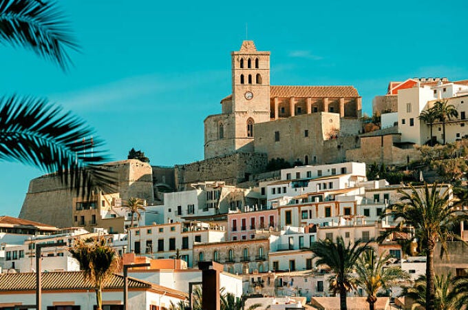 Descubre Ibiza en tres días y en mini-mochila: la mejor forma de visitar la isla en otoño