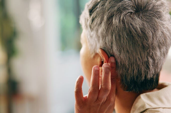 Tener dificultad para seguir conversaciones, especialmente en entornos ruidosos, puede ser una señal de alerta