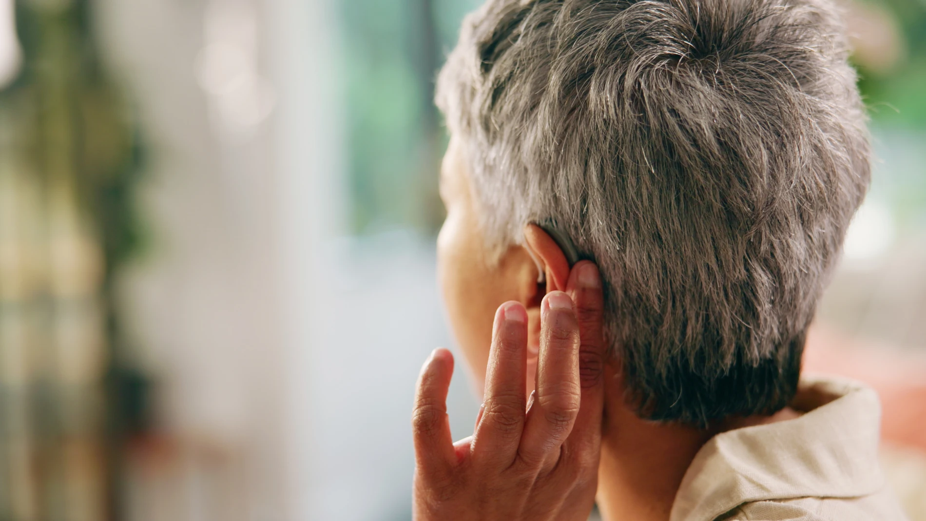 Tener dificultad para seguir conversaciones, especialmente en entornos ruidosos, puede ser una señal de alerta
