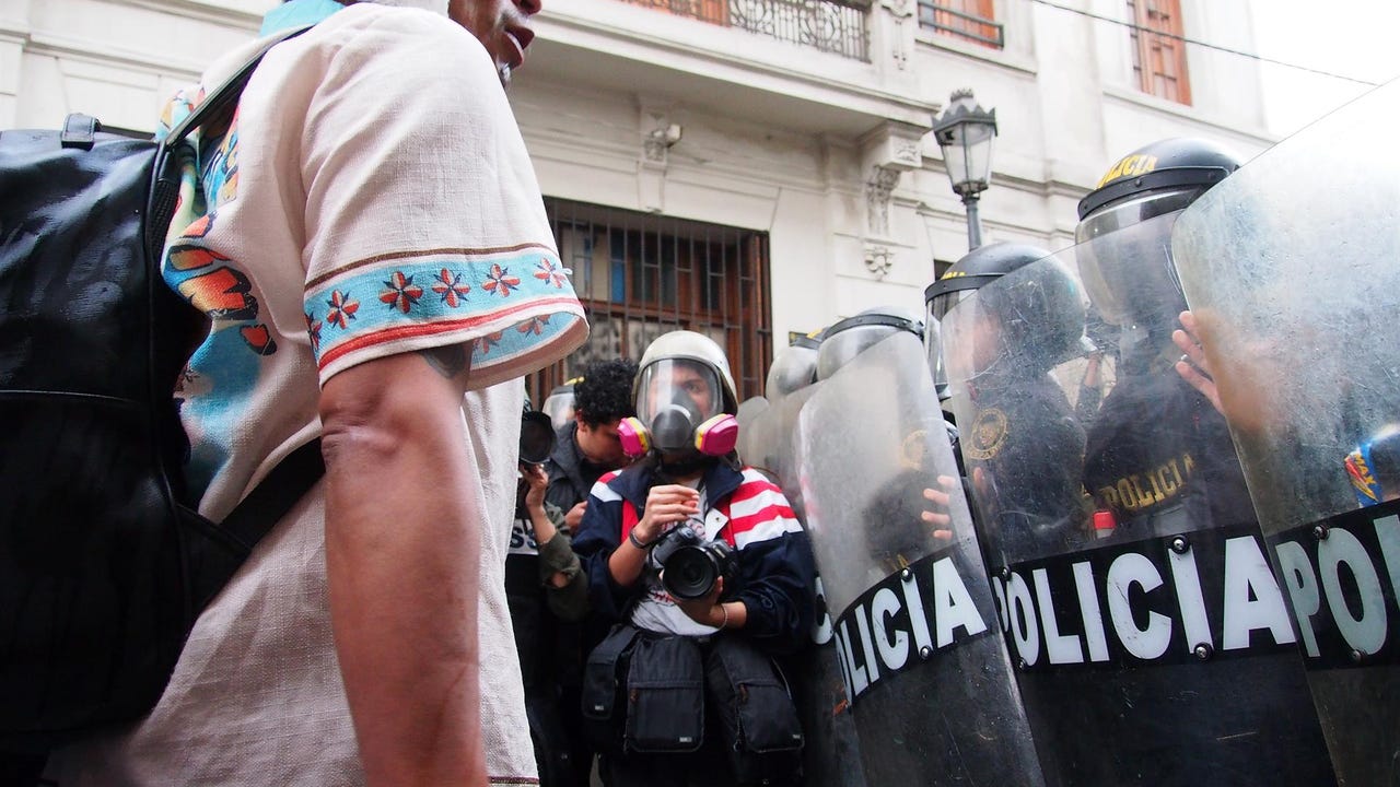 El hartazgo social impulsa a los jóvenes peruanos a salir a las calles contra el gobierno interino