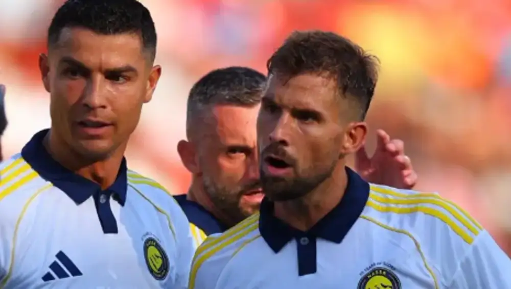 Íñigo Martínez, junto a Cristiano Ronaldo