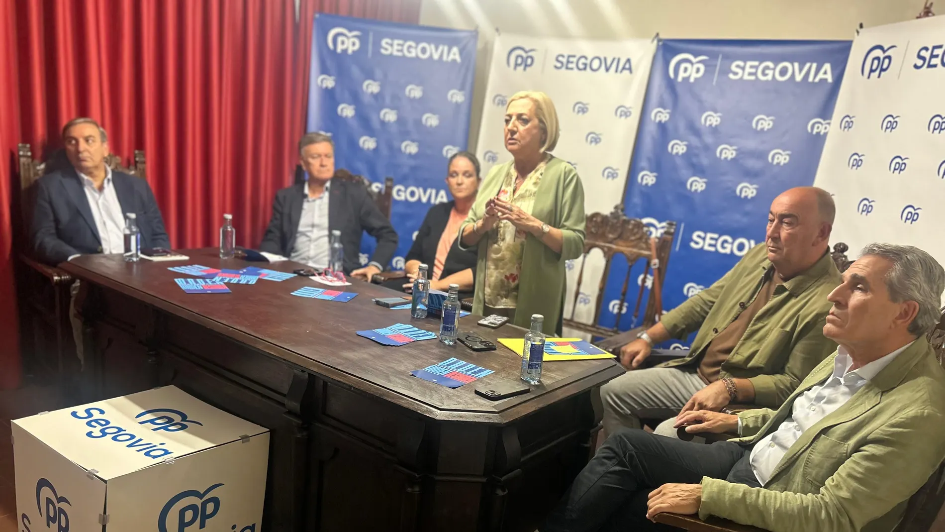 La presidenta del PP de Segovia, Paloma Sanz, durante su intervención, junto a José Luis Sanz Merino, Francisco Vázquez, Pilar Ares de Blas, Miguel Ángel de Vicente y Juan José Sanz Vitorio