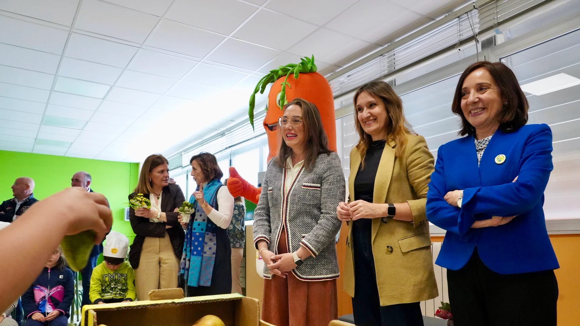 La consejera de Agricultura, Ganadería y Desarrollo Rural, María González Corral, y la consejera de Educación, Rocío Lucas, presentan el programa de reparto de frutas y hortalizas en centros educativos
