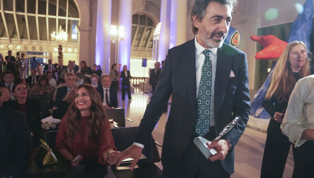 El elegante look burdeos de Nuria Roca en los Premios Planeta con el ...