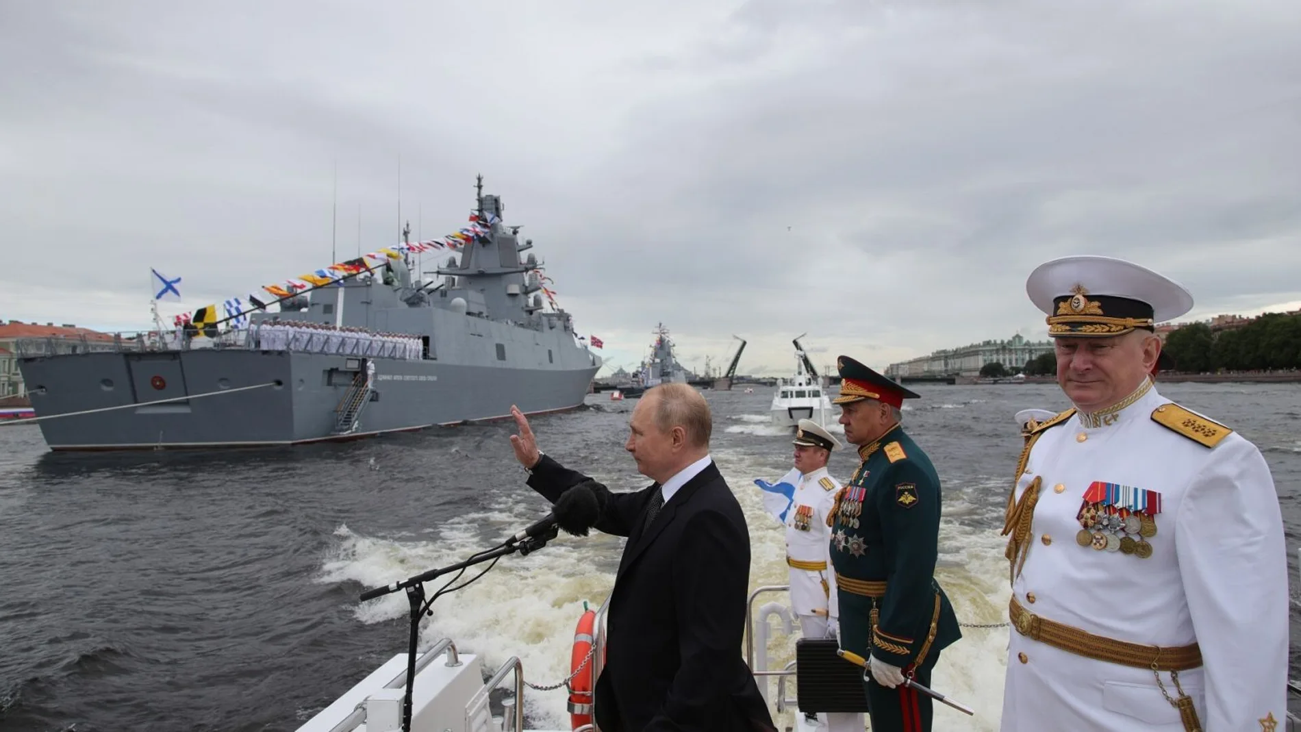 El presidente Vladimir Putin saluda a los miembros de la armada rusa durante una revista