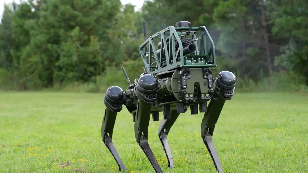 El nuevo perro robot de Estados Unidos no es nada simpático: es autónomo y puede atacarte con granadas explosivas