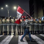 Policía peruana dispersa a manifestantes que llegaron al Congreso en marcha de protesta