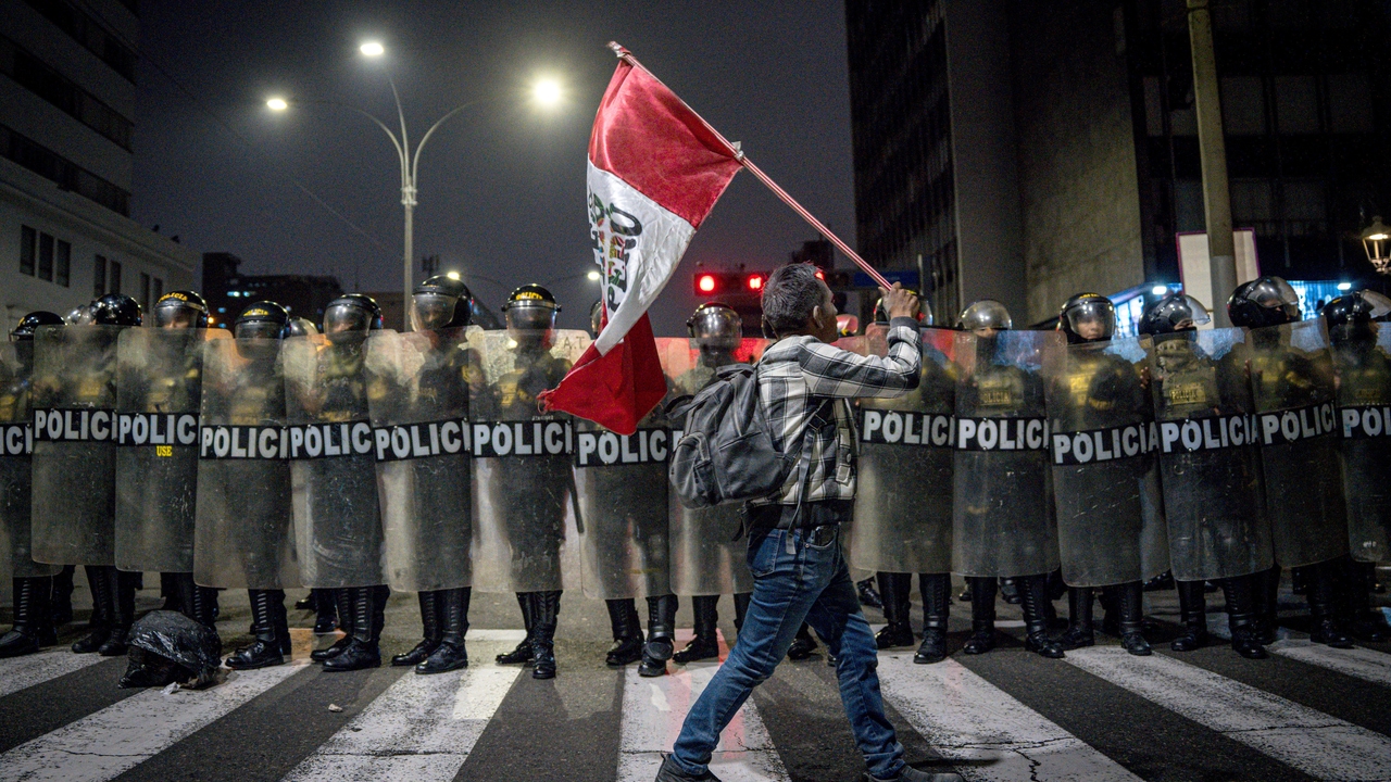 Una multitudinaria manifestación en Perú acaba con un muerto y decenas de heridos