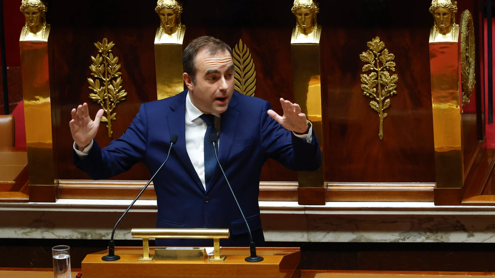 Paris (France), 16/10/2025.- French Prime Minister Sebastien Lecornu gives his speech during a no-confidence vote session against his government at the French National Assembly in Paris, France, 16 October 2025. (Francia) EFE/EPA/YOAN VALAT