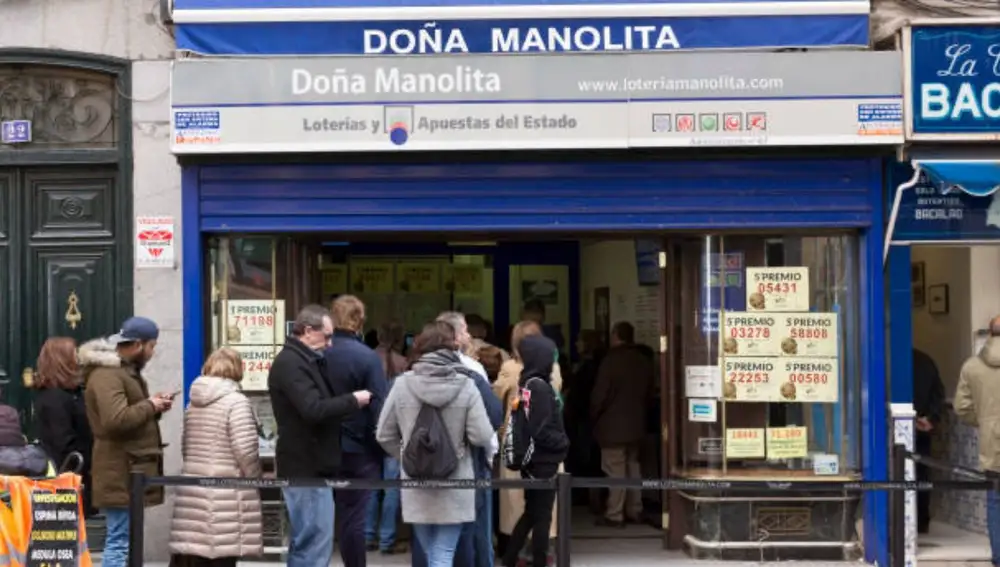 Colas de espera para comprar el boleto del sorteo de La Lotería