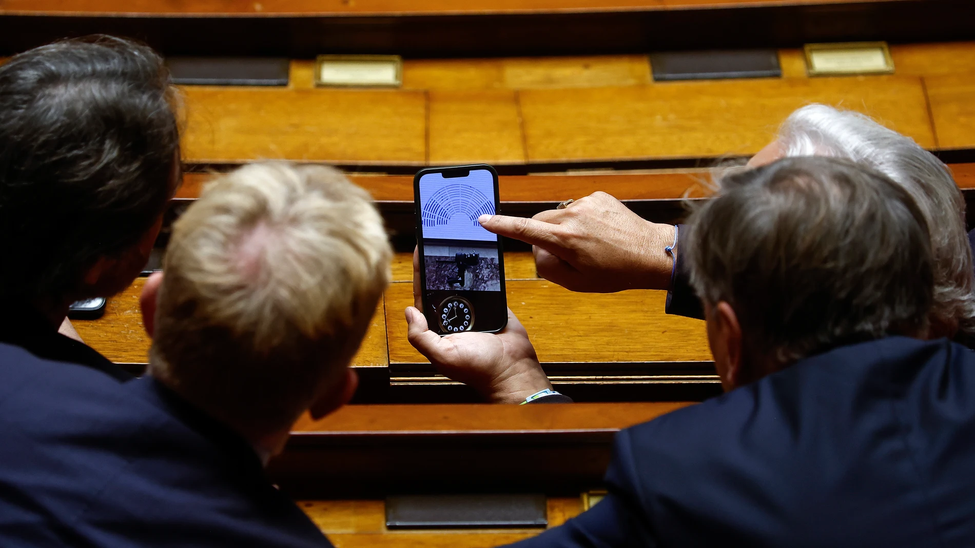 Paris (France), 16/10/2025.- French members of Parliament look at the result of a no-confidence vote against French Prime Minister Sebastien Lecornu and his government at the French National Assembly in Paris, France, 16 October 2025. French Prime Minister Sebastien Lecornu has survived the no-confidence vote. (Francia) EFE/EPA/YOAN VALAT