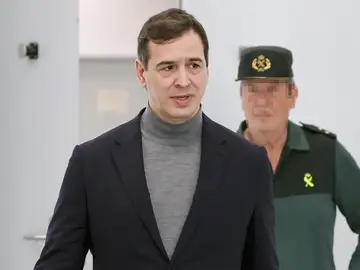 David Sánchez (d), hermano del presidente del Gobierno, tras declarar ante la jueza instructora de la causa por su contratación como coordinador de los conservatorios pacenses de música. David Sánchez (d), hermano del presidente del Gobierno, tras declarar ante la jueza instructora de la causa por su contratación como coordinador de los conservatorios pacenses de música.