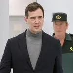 David Sánchez (d), hermano del presidente del Gobierno, tras declarar ante la jueza instructora de la causa por su contratación como coordinador de los conservatorios pacenses de música.