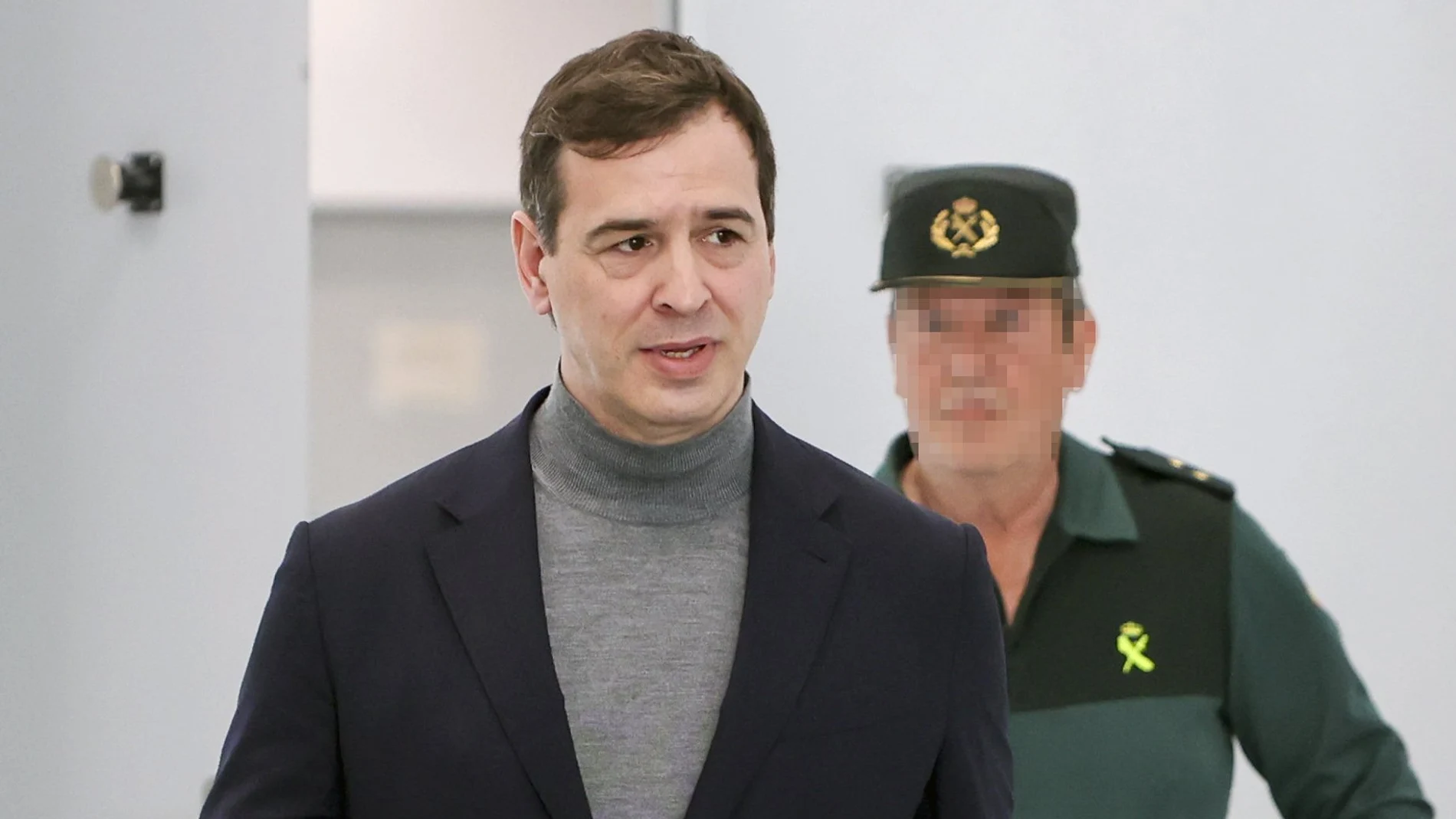 David Sánchez (d), hermano del presidente del Gobierno, tras declarar ante la jueza instructora de la causa por su contratación como coordinador de los conservatorios pacenses de música.