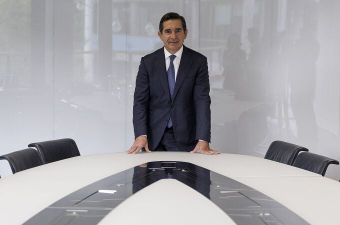  El presidente del BBVA, Carlos Torres, ha reconocido este viernes que le ha "sorprendido" el resultado final de la opa sobre el Banco Sabadell, cuya aceptación no ha llegado ni al 26 %, cuando él mismo estaba "absolutamente convencido" de que conseguirían la mayoría del capital de la entidad catalana. En una entrevista con EFE, el banquero ha evitado considerar el resultado un fracaso, pero ha asegurado que se trata de "una oportunidad perdida" para los accionistas, los clientes, los empleados de ambas entidades y también para la sociedad. 