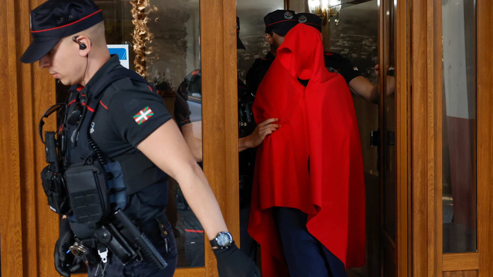 GRAFCAV5453. ZARAUTZ (GIPUZKOA) (ESPAÑA), 17/10/2025.- Las investigaciones practicadas por la Ertzaintza en relación al homicidio de una mujer en Zarautz (Gipuzkoa) determinan que se trata de un caso de violencia machista. En la imagen agentes de la Ertzaintza trasladan al detenido tras realizar un registro en su domicilio. EFE/Juan Herrero.