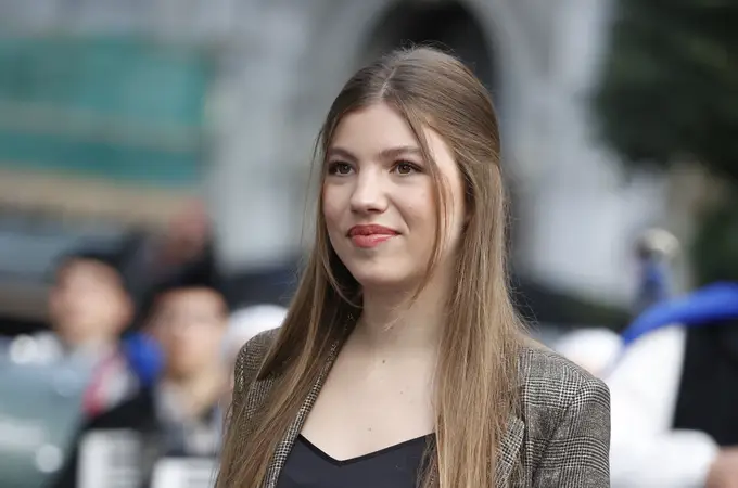La Infanta Sofía apuesta por el look universitario más fácil de copiar en su escapada secreta a Madrid La Infanta Sofía apuesta por el look universitario más fácil de copiar en su escapada secreta a Madrid