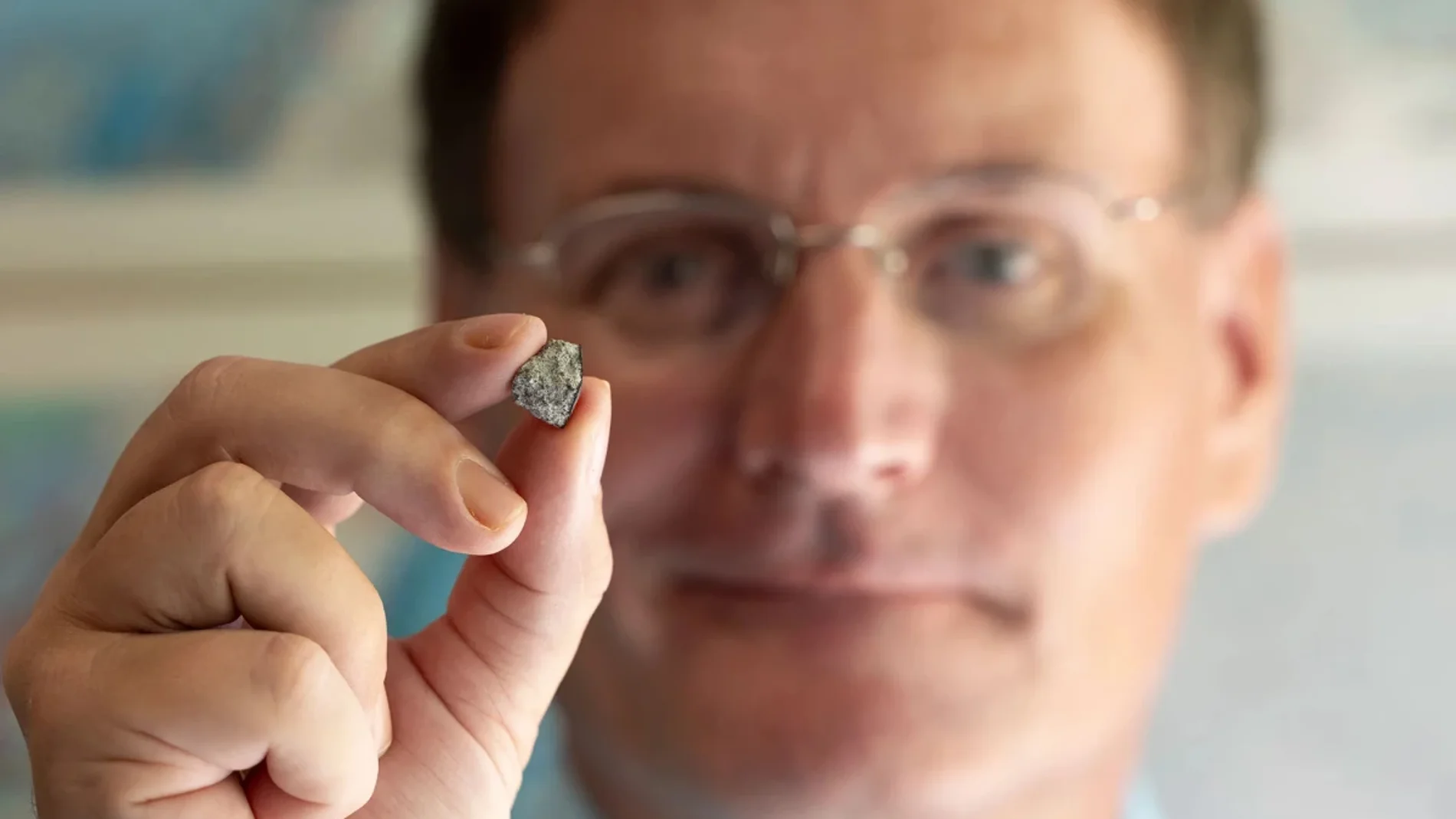 Pensaba que en su casa había entrado una pequeña piedra, pero la realidad es que era un meteorito