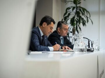 El presidente de la Junta, Juanma Moreno, junto al consejero de Sanidad, Presidencia y Emergencias, Antonio Sanz