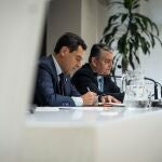 El presidente de la Junta, Juanma Moreno, junto al consejero de Sanidad, Presidencia y Emergencias, Antonio Sanz